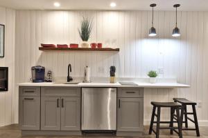 Modern Studio for 4 Near Killington with Fireplace, Summer Pool & EV Charger