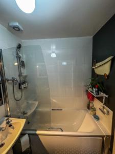 Double Rooms with Shared Bathroom Near The Shore and Tram