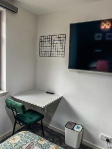 Double Rooms with Shared Bathroom Near The Shore and Tram