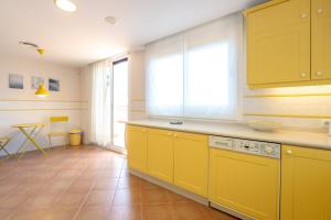 Dona Maria - Front Line Golf Duplex Seaviews