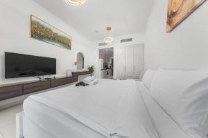 Free housekeeping visits during your stay - StayShort - Studio in Damac Hills Sleeps 2 with Balcony