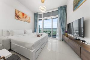 Free housekeeping visits during your stay - StayShort - Studio in Damac Hills Sleeps 2 with Balcony