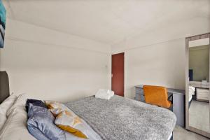 Large House with Parking and Garden - Sleeps 7