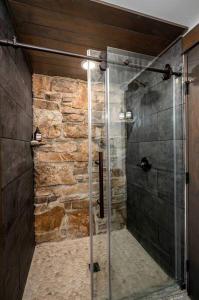 Riverside Luxury: Fully Equipped Cabin with Outstanding Views in Emlenton, PA