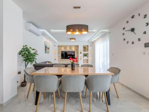 Holiday Home Zlatne NiTi by Interhome