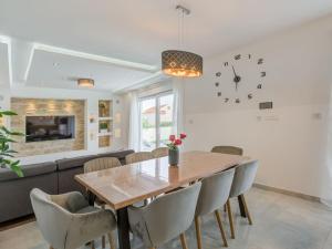 Holiday Home Zlatne NiTi by Interhome