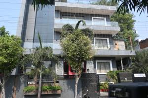 Hotel Kingston House - Near Shaheed Path and Ayodhya Road