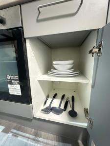 Train Station Spacious Apartments - Free Wifi, Netflix & Paid Parking Opposite