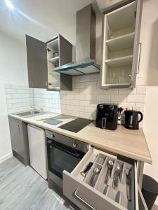 Train Station Spacious Apartments - Free Wifi, Netflix & Paid Parking Opposite