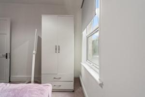 Modern 4-Bedroom London Victorian Home with PARKING