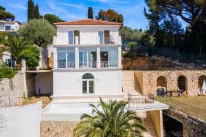 Large villa, 6 ensuite bedrooms, infinite pool and panoramic view