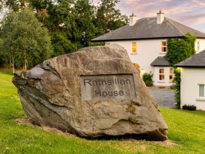 Large luxury lakeside home to sleep 10 people