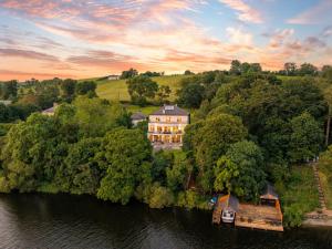 Large luxury lakeside home to sleep 10 people