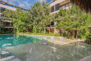 Divine 2BR with Beach Access Gym Fast WiFi