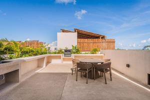 Divine 2BR with Beach Access Gym Fast WiFi