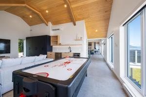 Mer et Mont 1223: Spa & River Views Near Le Massif