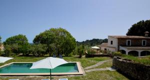 Encantadora finca con piscina en la naturaleza