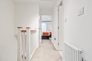 Modern 4-Bed Home, Accommodates 8, Garden, High-Speed WIFI, Driveway, Secure Garage