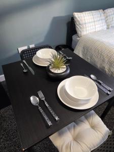 Cozy Urban Studio Steps from Wolverhampton Centre Appt 10