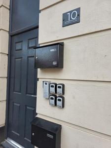 Cozy Urban Studio Steps from Wolverhampton Centre Appt 10