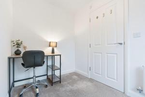 Modern 4-Bed Home, Accommodates 8, Garden, High-Speed WIFI, Driveway, Secure Garage