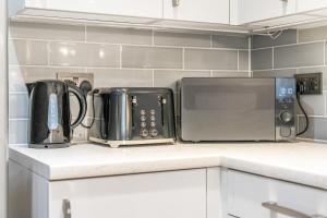 Elegant 4-Bed Home, Sleeps 8, Garden, Fast WIFI, Driveway, Secure Garage