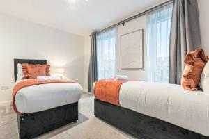 Elegant 4-Bed Home, Sleeps 8, Garden, Fast WIFI, Driveway, Secure Garage