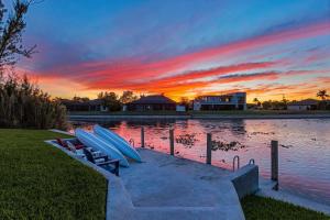 Waterfront Bliss with Pool & Spa - Your Perfect Escape Awaits - Sunset Cove - Roelens