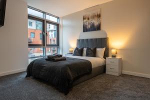 Spacious 2BR Apt - City Centre - Balcony - Parking