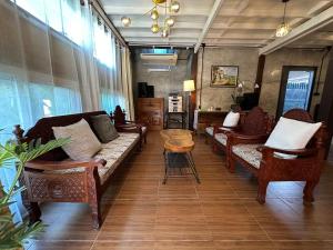 Breeze Through Peaceful 2 Store 2BR Wooden House