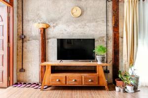 Breeze Through Peaceful 2 Store 2BR Wooden House