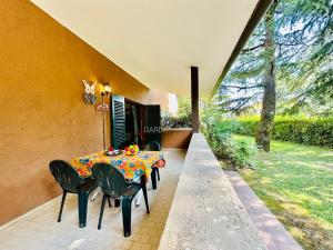 Flora Apartment - Piano terra immerso nel verde in un Residence a 100m dal Lago di Garda con Piscina