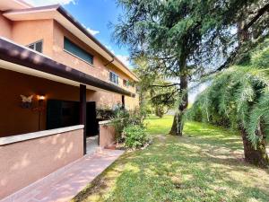 Flora Apartment - Piano terra immerso nel verde in un Residence a 100m dal Lago di Garda con Piscina