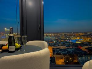 URBAN APARTMENTS LUXURY SkyLine Global, 22th floor No 23 , Free Garage, Self Check-in