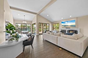 Top Rated Completely Remodeled w BBQ& Lake View