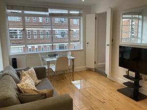 NELL GWYNN HOUSE - sleek, modern one bedroom apartment, Sloane Square