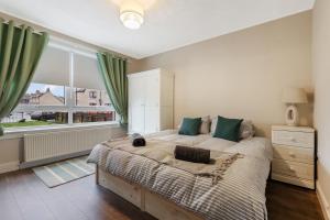 Free Parking - Central - Sleeps 6 - Great Location