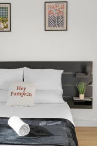 LUX 2 Bed Flat next to Station - 25 mins to London