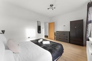 LUX 2 Bed Flat next to Station - 25 mins to London