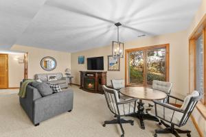 Beech Tree Lodge on Glen Lake in Beautiful Northern Michigan - Minutes from the Sleeping Bear Dunes