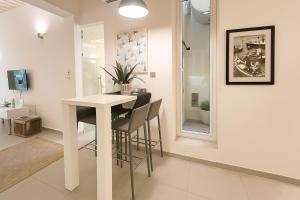 Valletta most central studio apartment 16th-Century building