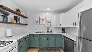 Chic San Diego Apartment with Hot Tub & Workspace