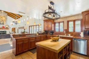Fallbrook Vineyard Estate