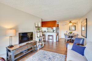 Steps to CSULB Cozy Condo with Pool Access!