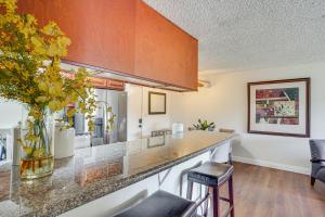 Steps to CSULB Cozy Condo with Pool Access!