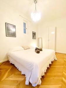 Arty chic flat between Arc de Triomphe & Eiffel Tower