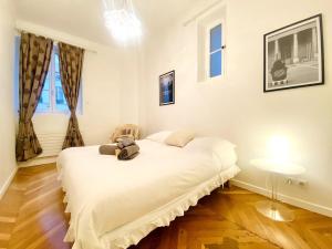 Arty chic flat between Arc de Triomphe & Eiffel Tower