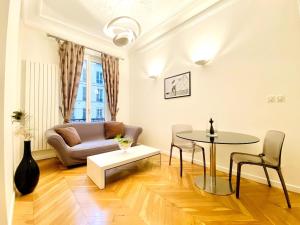 Arty chic flat between Arc de Triomphe & Eiffel Tower