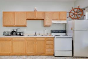 1 Mi to Boardwalk Carolina Beach Retreat with Patio