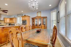 2nd-Floor Unit with Deck! 1 Mi to Carolina Beach